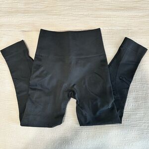 Lululemon size 2 cropped leggings! In good condition! They suck you in!